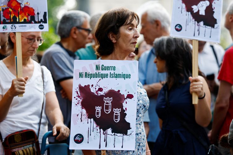 Atos contra ataque dos EUA, pró-Irã e pró-Israel tomam ruas no mundo