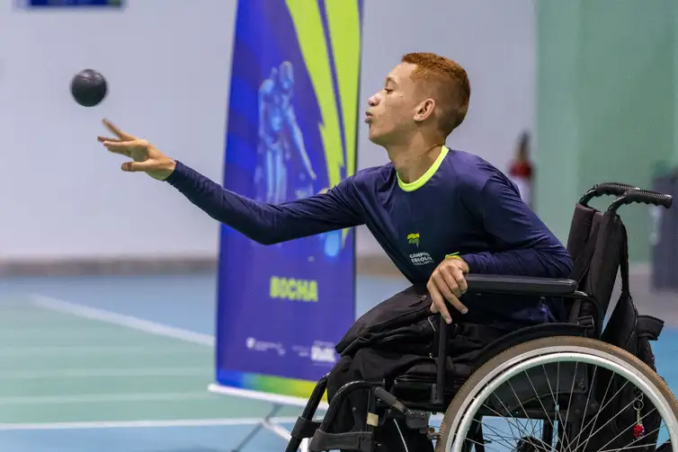 Gratuita, Escolinha Paralímpica leva esporte a jovens com deficiência