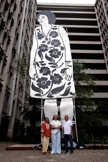 Escultura de Marielle Franco com 11 metros de altura é exposta no Rio