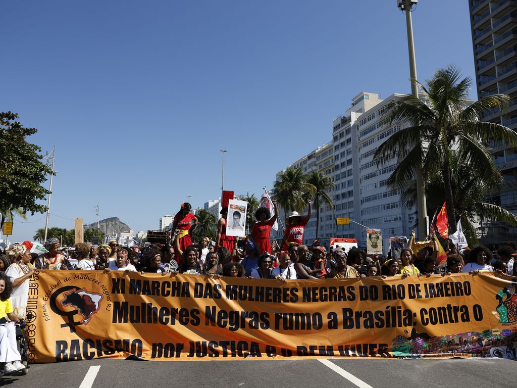 Mulheres negras reivindicam justiça e bem-viver em marcha no Rio