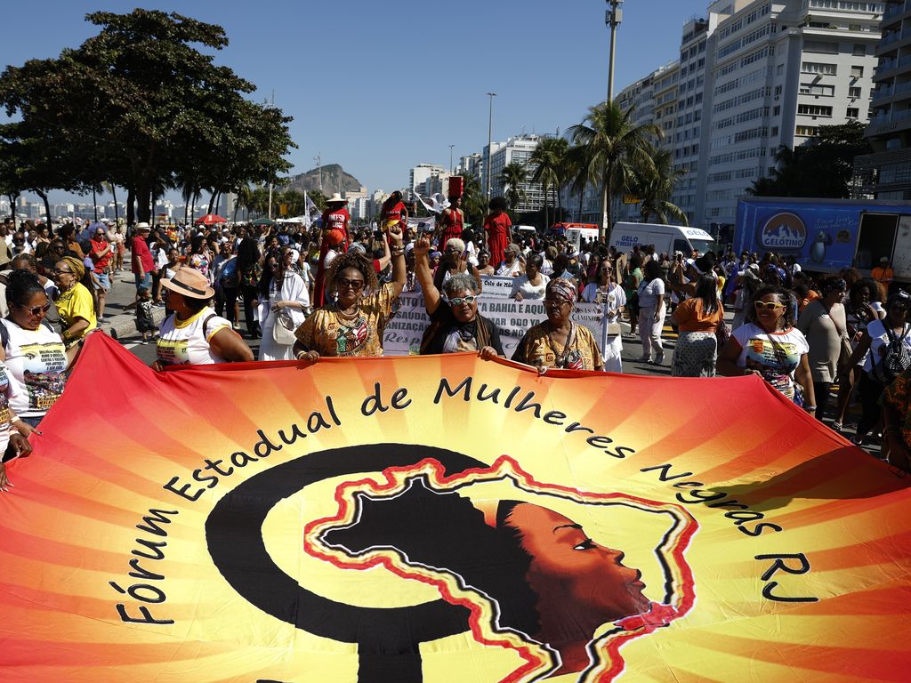 Mulheres negras reivindicam justiça e bem-viver em marcha no Rio