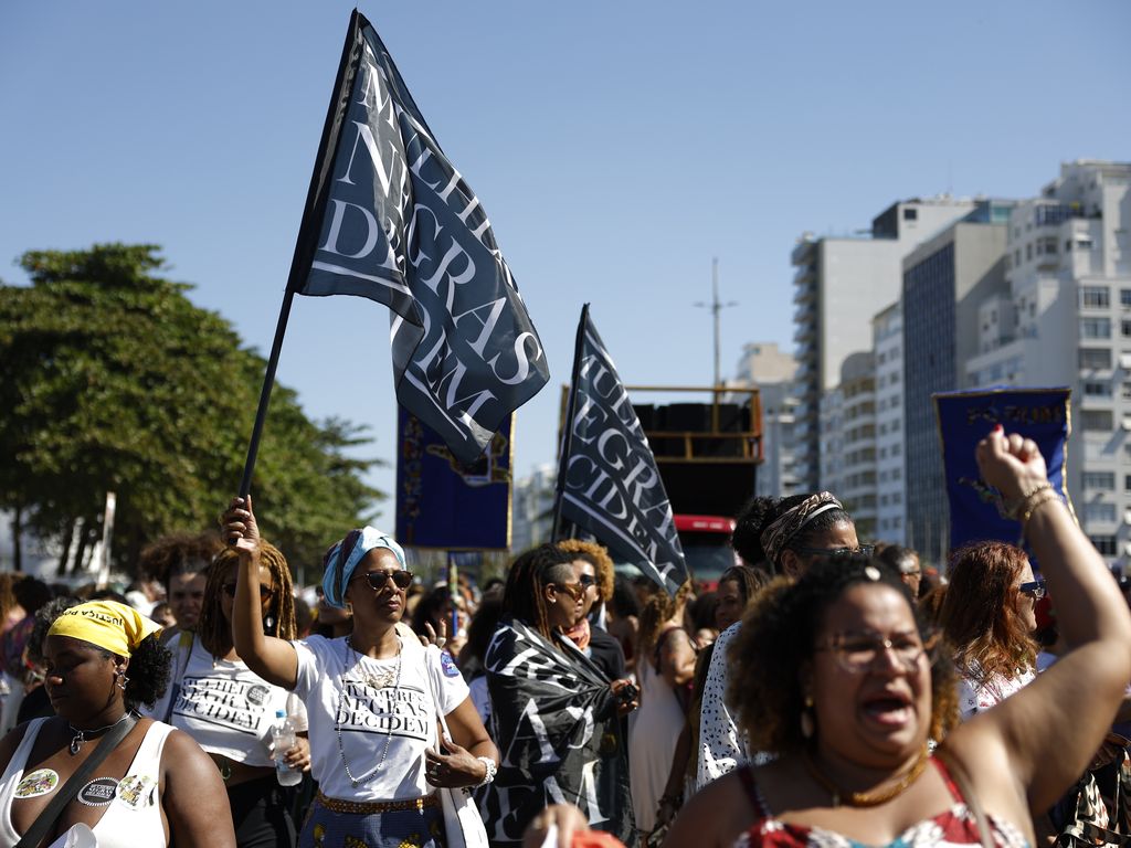 Mulheres negras reivindicam justiça e bem-viver em marcha no Rio